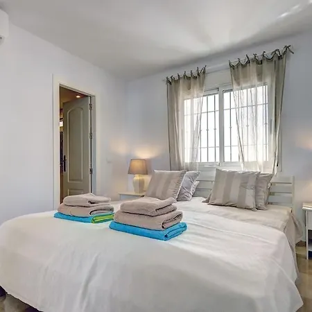 Lägenhet Spacious Penthouse With Spectacular Sea Views!