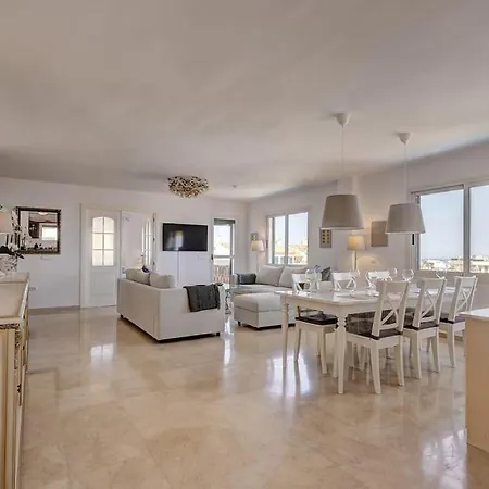 Spacious Penthouse With Spectacular Sea Views! * ベナルマデナ